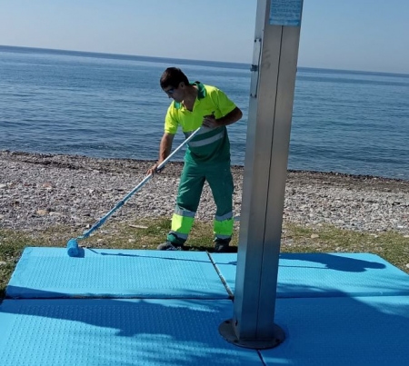 Pintado de una de las pasarelas (AYTO. ALMUÑÉCAR) Pintado de una de las pasarelas (AYTO. ALMUÑÉCAR)