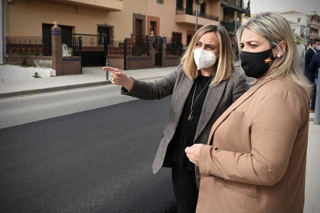 La COnsejera de FOmento, Marifran Carazo junto a la alcaldesa de Las Gabias, Maria Merinda Sádaba (JUNTA)