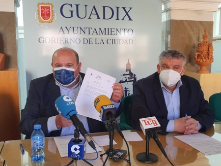 El senador del PP, José Robles junto al alcalde de Guadix, Jesús Lorente (PP)
