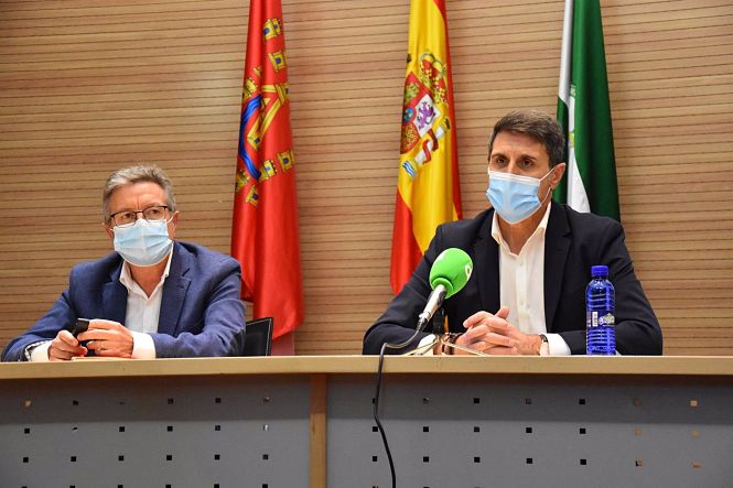 Manuel Gavilán junto al ex alcalde de Baza, Pedro Fernández (AYTO. BAZA)