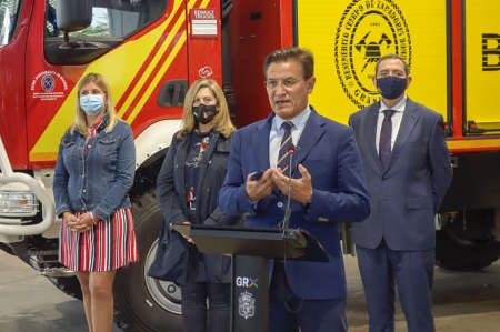 Luis Salvador ha presentado el nuevo vehículo de bomberos (JAVIER ALGARRA / AYUNTAMIENTO) Luis Salvador ha presentado el nuevo vehículo de bomberos (JAVIER ALGARRA / AYUNTAMIENTO)