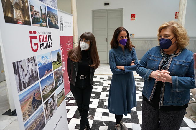 La Diputada de Cultura en la exposición fotográfica de `Filmin Granada` (J. GROSSO / DIPGRA)