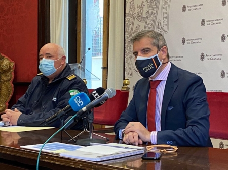  El concejal de Seguridad Ciudadana, César Díaz ha hecho balance de las actuaciones de la Policía Local (AYTO. GRANADA)