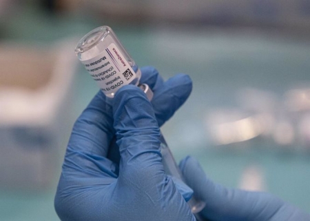 Una profesional sanitaria sostiene una jeringuilla con un vial de la vacuna contra la COVID-19 de AstraZeneca (MARÍA JOSÉ LÓPEZ / EUROPA PRESS)