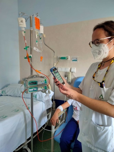 Enfermera controla la administración de quimioterapia en un menor (JUNTA DE ANDALUCÍA) Enfermera controla la administración de quimioterapia en un menor (JUNTA DE ANDALUCÍA)