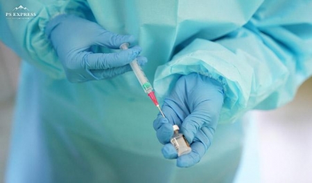Un sanitario prepara una vacuna (JUNTA DE ANDALUCÍA) Un sanitario prepara una vacuna (JUNTA DE ANDALUCÍA)