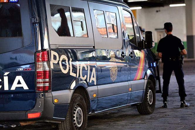 Imagen de recurso de agentes de Policía Nacional junto a un furgón policial del Cuerpo (EUROPA PRESS)