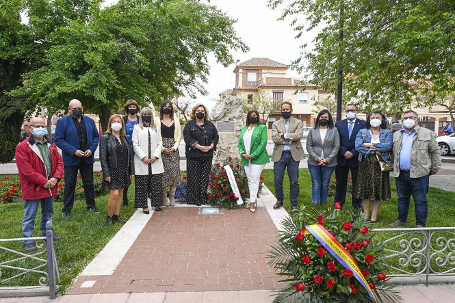 Ofrenda en el monolito (AYTO. ARMILLA)