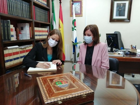 La Delegada de Empleo, Virginia Fernández, firma en el libro de honor del Ayuntamiento de Cájar (JUNTA) La Delegada de Empleo, Virginia Fernández, firma en el libro de honor del Ayuntamiento de Cájar (JUNTA)