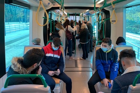 Usuarios del metro durante un trayecto (JUNTA) Usuarios del metro durante un trayecto (JUNTA)