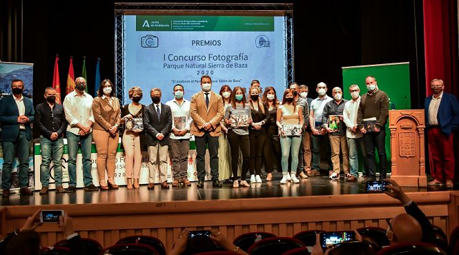 Foto de familia de los galardonados (JUNTA) 