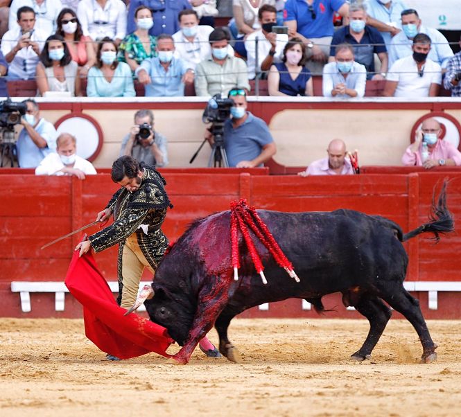Pase de pecho de Morante de la Puebla (JOAQUÍN ARJONA / EUROPA PRESS) 