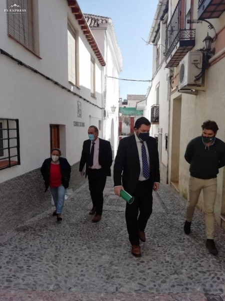 El director general de Administración Local de la Junta, Joaquín López-Sidro, y el delegado territorial de Regeneración, Justicia y Administración Local, Enrique Barchino, durante una visita a Huétor Santillán (JUNTA) El director general de Administración Local de la Junta, Joaquín López-Sidro, y el delegado territorial de Regeneración, Justicia y Administración Local, Enrique Barchino, durante una visita a Huétor Santillán (JUNTA)