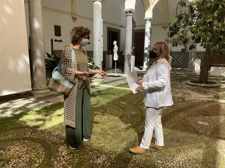 Nuria Gutiérrez y Elisa Cabrerizoe n el Patio del ayuntamiento (PSOE)
