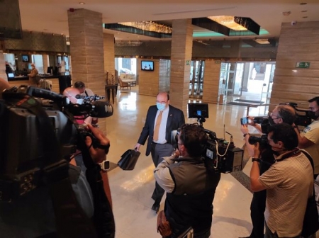 El expresidente del PP de Granada, Sebastián Pérez, a su llegada al hotel donde ha anunciado su baja como militante (EUROPA PRESS) El expresidente del PP de Granada, Sebastián Pérez, a su llegada al hotel donde ha anunciado su baja como militante (EUROPA PRESS)