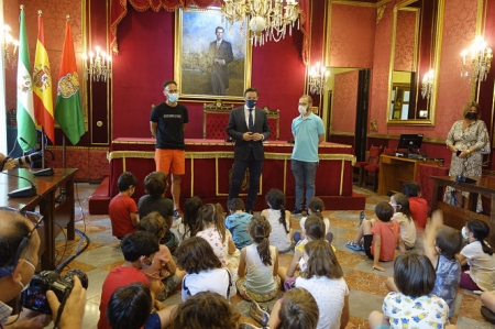Visita de los alumnos del CEIP Gómez Moreno al Ayuntamiento (JAVIER ALGARRA / AYUNTAMIENTO) Visita de los alumnos del CEIP Gómez Moreno al Ayuntamiento (JAVIER ALGARRA / AYUNTAMIENTO)