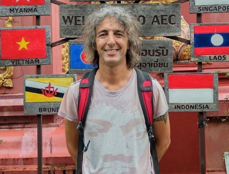 Mario Montoro en el ‘Triángulo de Oro’ de Thailandia durante uno de sus viajes, que le han servido de inspiración para su nueva novela Mario Montoro en el ‘Triángulo de Oro’ de Thailandia durante uno de sus viajes, que le han servido de inspiración para su nueva novela