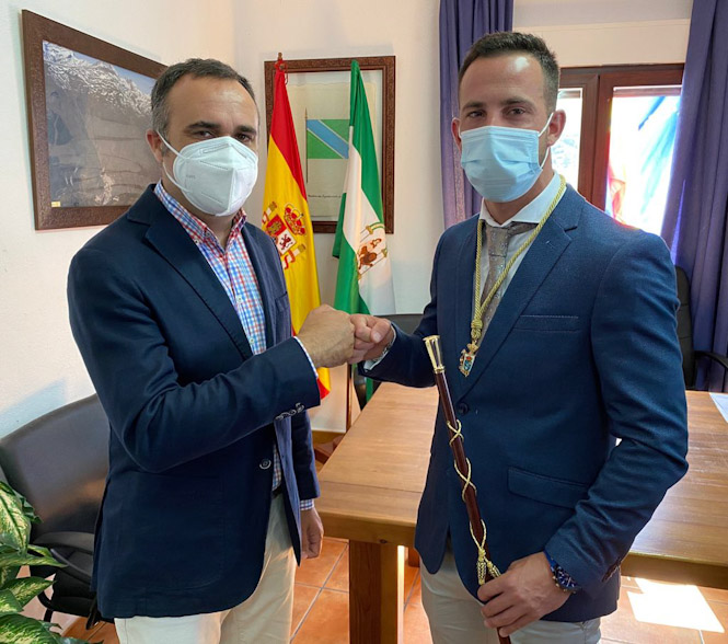 El nuevo alcalde junto a Francisco Rodríguez (PP) 