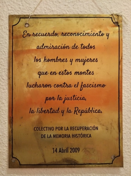 Imagen de una placa en memoria de las víctimas (IU)