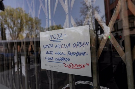 Cartel colocado en un negocio un día después del anuncio del estado de alarma (JESÚS HELLÍN / EUROPA PRESS) 