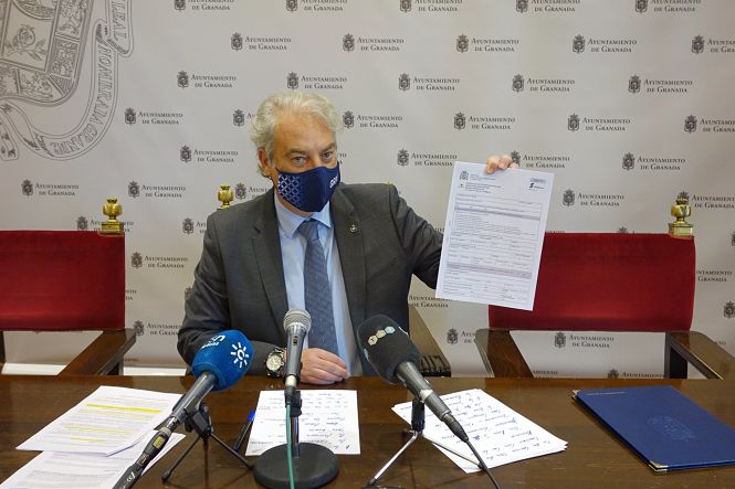  El concejal de Derechos Sociales de Granada, José Antonio Huertas ha presentado la memoria (JAVIER ALGARRA / AYUNTAMIENTO)
