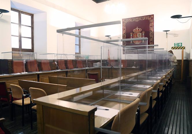 Imagen de la sala de la Audiencia de Granada con medidas de seguridad por la COVID-19 (POOL)