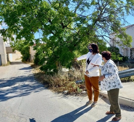 La delegada de Agricultura, Ganadería y Pesca de la Junta en Granada, María José Martín Gómez, junto a la alcaldesa de Huéscar, Soledad Martínez, visita el Camino `Vegas de Parpacén-Montilla` (JUNTA DE ANDALUCÍA) 