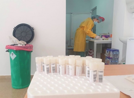 Sala para pruebas PCR en el Hospital Clínico San Cecilio de Granada (JUNTA DE ANDALUCÍA) Sala para pruebas PCR en el Hospital Clínico San Cecilio de Granada (JUNTA DE ANDALUCÍA)