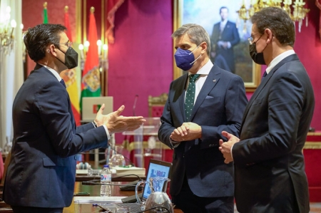 El portavoz socialista, Francisco Cuenca, se dirige al popular, César Díaz, en presencia del alcalde, Luis Salvador (Cs), en imagen de archivo (AYUNTAMIENTO) El portavoz socialista, Francisco Cuenca, se dirige al popular, César Díaz, en presencia del alcalde, Luis Salvador (Cs), en imagen de archivo (AYUNTAMIENTO)