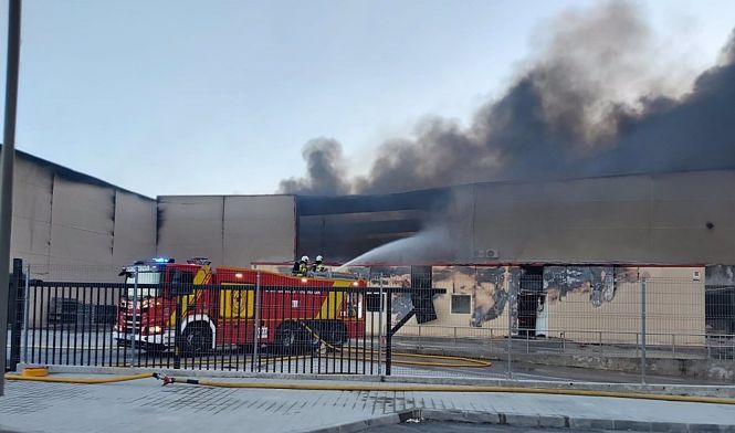 Efectivos de Bomberos intervienen en el incendio de Otura (JUNTA DE ANDALUCÍA) 