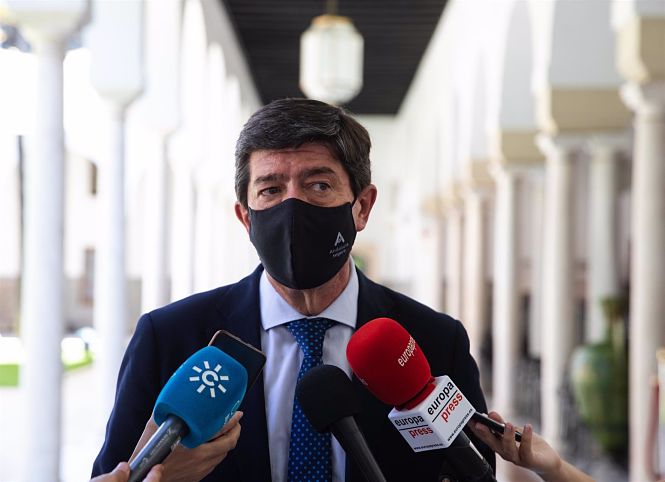 El vicepresidente de la Junta y coordinador autonómico de Cs, Juan Marín, este jueves en declaraciones a los medios en el Parlamento (MARÍA JOSÉ LOPEZ/EUROPA PRESS) 
