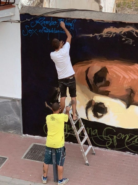 Imagen de la realización del grafitti (AYTO. VEGAS DEL GENIL) Imagen de la realización del grafitti (AYTO. VEGAS DEL GENIL)