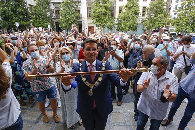Francisco Cuenca (PSOE) a las puertas del Ayuntamiento de Granada tras ser investido alcalde (ALEX CAMARA-EUROPA PRESS) 