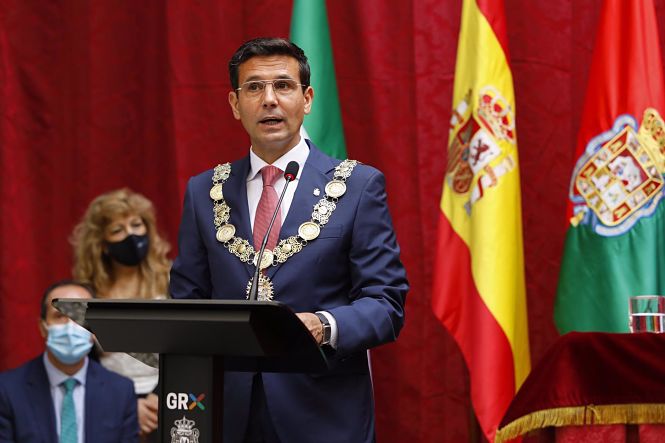 El nuevo alcalde de Granada, Francisco Cuenca del PSOE, en el pleno de investidura (ÁLEX CÁMARA / EUROPA PRESS)
