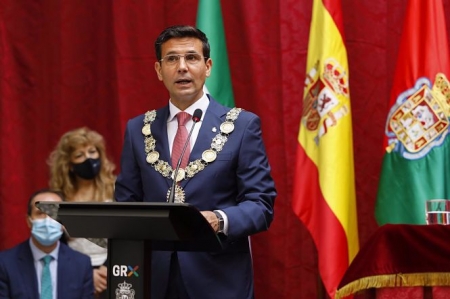 El nuevo alcalde de Granada, Francisco Cuenca del PSOE, en el pleno de investidura (ÁLEX CÁMARA / EUROPA PRESS)