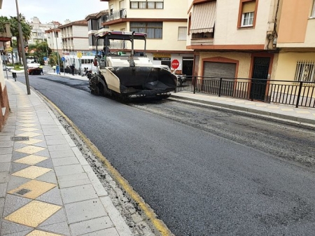 Asfaltado de una calle de Almuñécar (AYTO. ALMUÑÉCAR) Asfaltado de una calle de Almuñécar (AYTO. ALMUÑÉCAR)