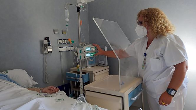 La enfermera de la unidad prepara la administración de la dosis (JUNTA DE ANDALUCÍA)