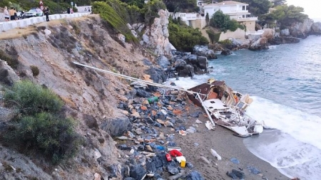Velero encallado en la playa de La Rijana, en La Herradura (EUROPA PRESS) 