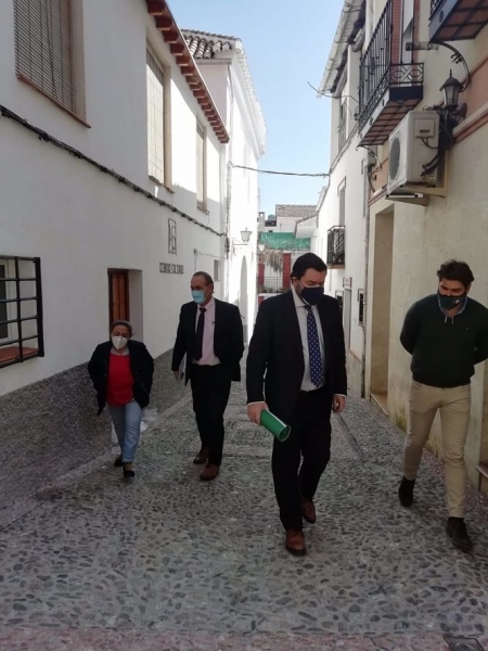 El director general de Administración Local de la Junta, Joaquín López-Sidro, en primer término, junto al delegado territorial de Regeneración, Justicia y Administración Local, Enrique Barchino, durante una visita a Huétor Santillán (JUNTA-ARCHIVO) El director general de Administración Local de la Junta, Joaquín López-Sidro, en primer término, junto al delegado territorial de Regeneración, Justicia y Administración Local, Enrique Barchino, durante una visita a Huétor Santillán (JUNTA-ARCHIVO)