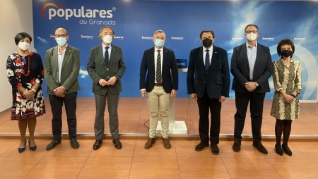 Foto de familia tras la rueda, de prensa (PP) Foto de familia tras la rueda, de prensa (PP)