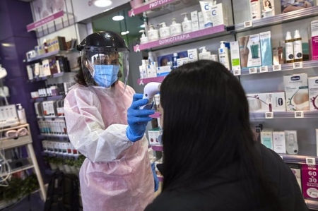 Una farmacéutica toma la temperatura a una mujer antes de realizarle un test de antígenos (JESÚS HELLÍN - EUROPA PRESS) Una farmacéutica toma la temperatura a una mujer antes de realizarle un test de antígenos (JESÚS HELLÍN - EUROPA PRESS)