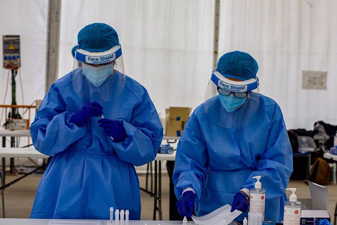 Dos sanitarias realizan pruebas Covid (RICARDO RUBIO - EUROPA PRESS) 
