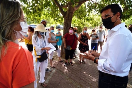 El alcalde de Granada, Francisco Cuenca, en el distrito Norte, en una visita reciente (AYUNTAMIENTO DE GRANADA) 