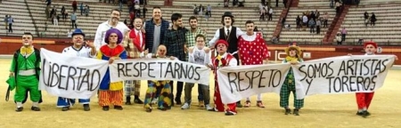Miembros del espectáculo enanitos toreros (VOX)
