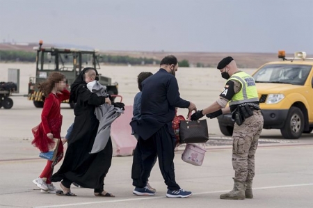 Varios refugiados tras la llegada de un nuevo avión con 260 personas procedentes de Afganistán (A. PÉREZ MECA - EUROPA PRESS) Varios refugiados tras la llegada de un nuevo avión con 260 personas procedentes de Afganistán (A. PÉREZ MECA - EUROPA PRESS)