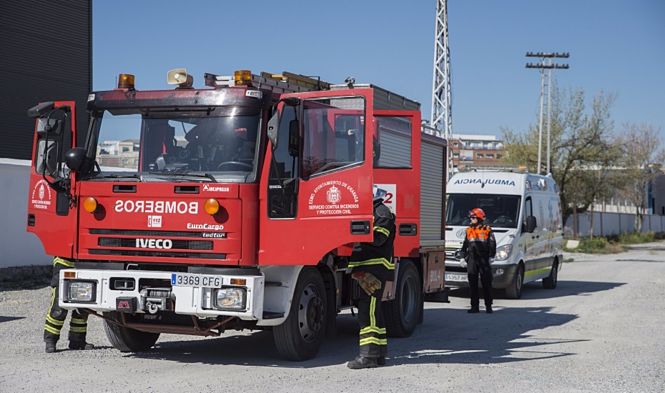 Efectivos de bomberos y sanitarios de Granada en una imagen de archivo (EMERGENCIAS 112)