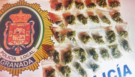 Bolsas de marihuana en monodosis (POLICÍA LOCAL DE GRANADA) Bolsas de marihuana en monodosis (POLICÍA LOCAL DE GRANADA)