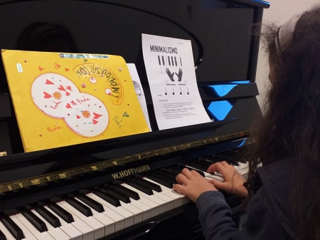 Una niña llevando a cabo una improvisación musical (UGR) Una niña llevando a cabo una improvisación musical (UGR)