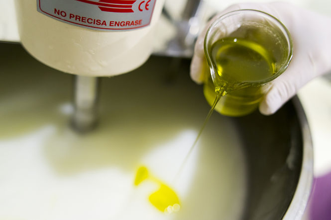 Máquina mezcladora que se utiliza para elaborar el gel, a la que se le añade el AOV (UGR)