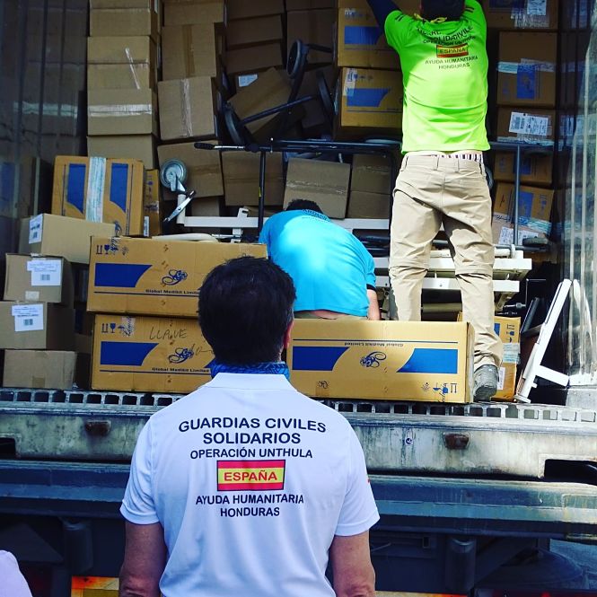 Imagen de archivo de Guardias Civiles Solidarios cargando los contenedores con ayuda humanitaria para Honduras (AGCS)